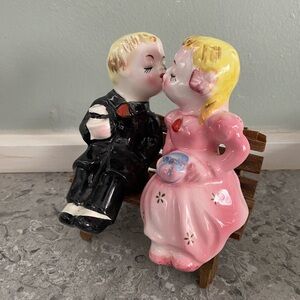 Charming Kissing Couple Figurine - Pink and Black Japan